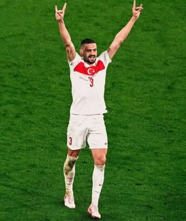 izmirde-bozkurt-tartismasi-zafer-isareti-yapsaydi-dikerdiniz-1723553671394.jpg Cemil Tugay'dan bozkurt tartışması! Merih Demiral'ın heykelini diktirmeyiz sözlerine tepki gecikmedi: Zafer işareti yapsaydı...
