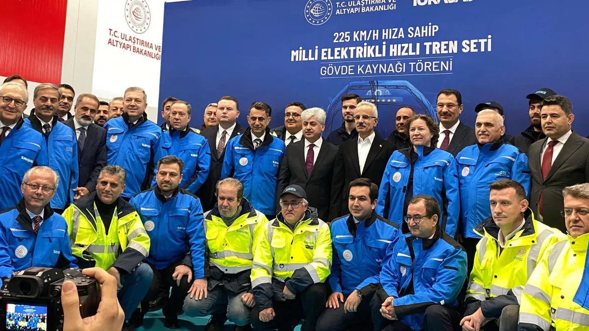 Milli Elektrikli Hızlı Tren Seti: Gövde kaynağını Bakan Abdulkadir Uraloğlu yaptı Milli Elektrikli Hızlı Tren Seti: Gövde kaynağını Bakan Abdulkadir Uraloğlu yaptı