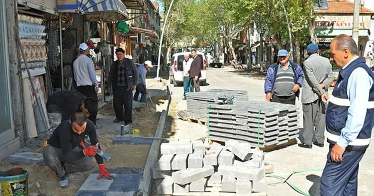 Turan Özdemir Caddesinde kaldırımlar yenileniyor