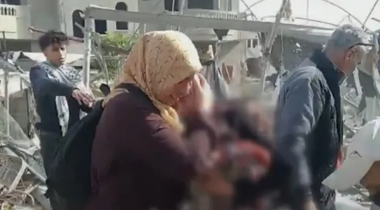 Gazze zulmünün içler açısı görüntüleri: Filistinli anne yürekleri yaktı! Oğlunun kemiklerine sarıldı