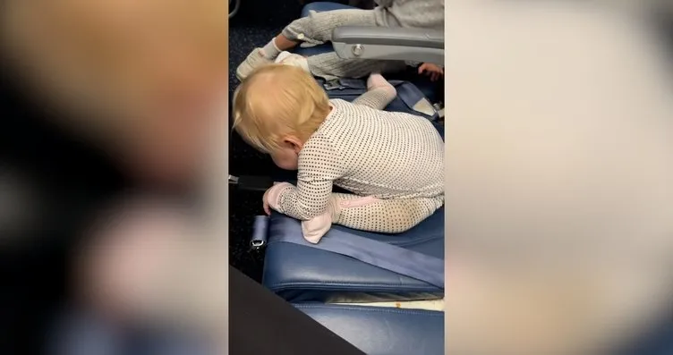 Uçakta bebeğini koltuğa bantladı! Binlerce yorum...