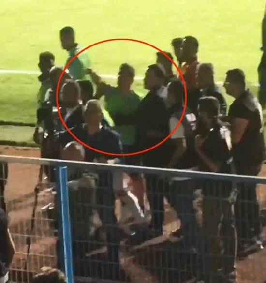 Emre Belözoğlu taraftarla tartıştı! Kavga ve küfür...