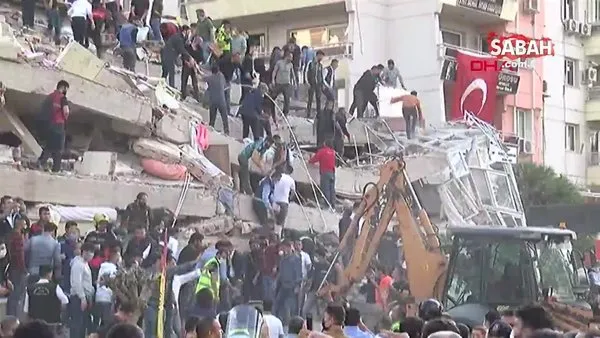 İzmir Bayraklı'daki deprem enkazında kurtarma çalışmalarından son dakika görüntüleri | Video