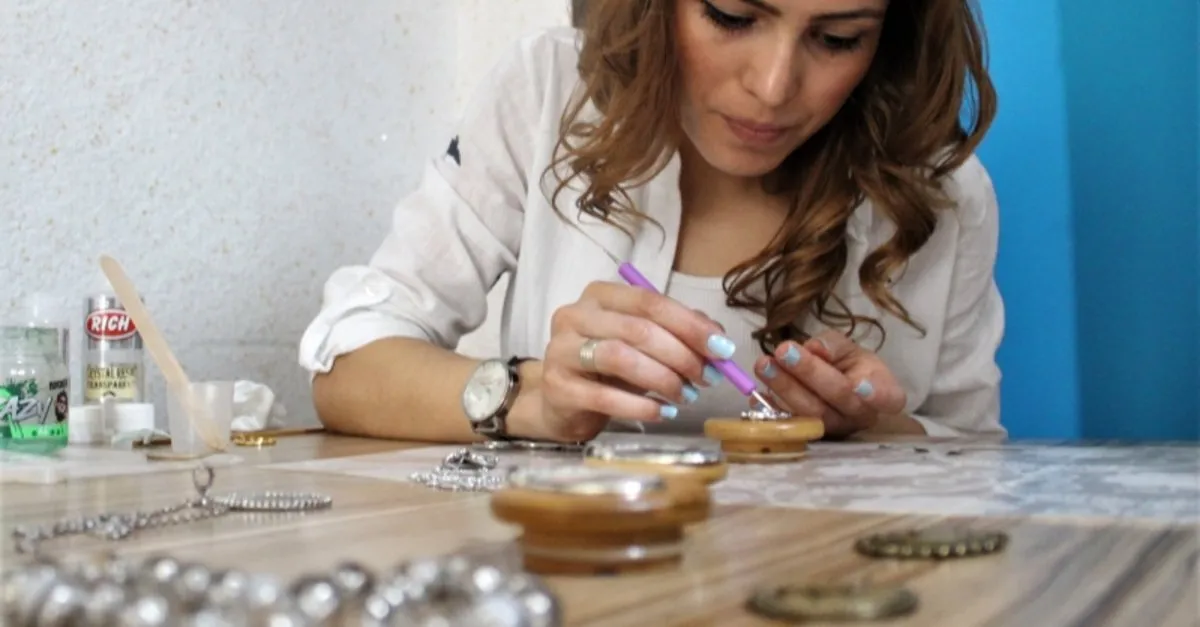 Oglunun Sacindan Kolye Yapmisti Simdi Siparislere Yetisemiyor Galeri Ekonomide Bugun