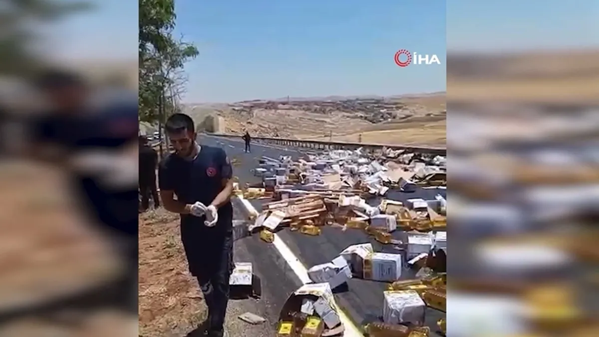 Devrilen tırdaki yağ bidonları yola savruldu Devrilen tırdaki yağ bidonları yola savruldu