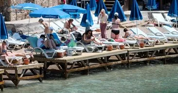 Antalya'da şehir merkezindeki Mermerli Plajı, turistlerle doldu