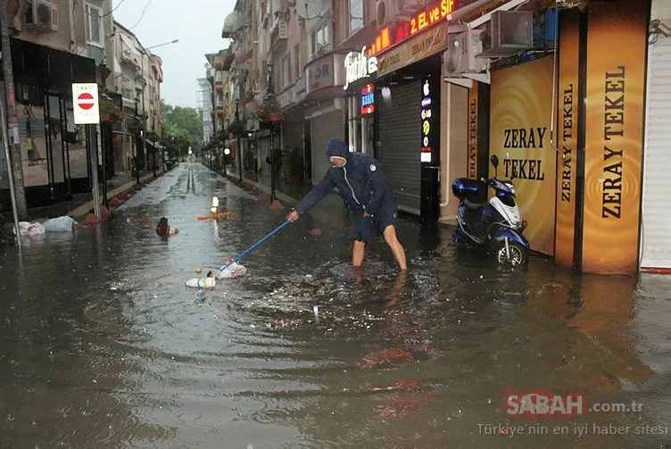 Yalova’da 30 dakika yağan yağmur şehrin sokaklarını Venedik’e çevirdi