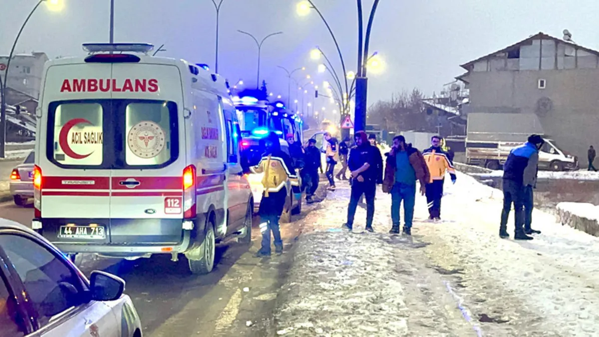 Malatya'da işçileri taşıyan midibüs devrildi: Çok sayıda yaralı var