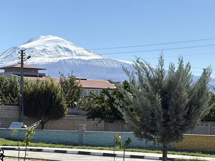 Doğu’da kış erken geldi! Ağrı Dağı ve Kars’ın zirveleri kar yağışıyla beyaza kaplandı