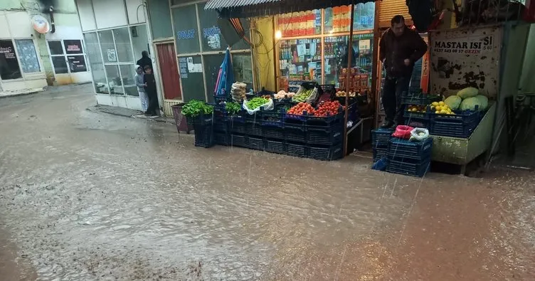 Elazığ’da sağanak yağış su baskınlarına neden oldu