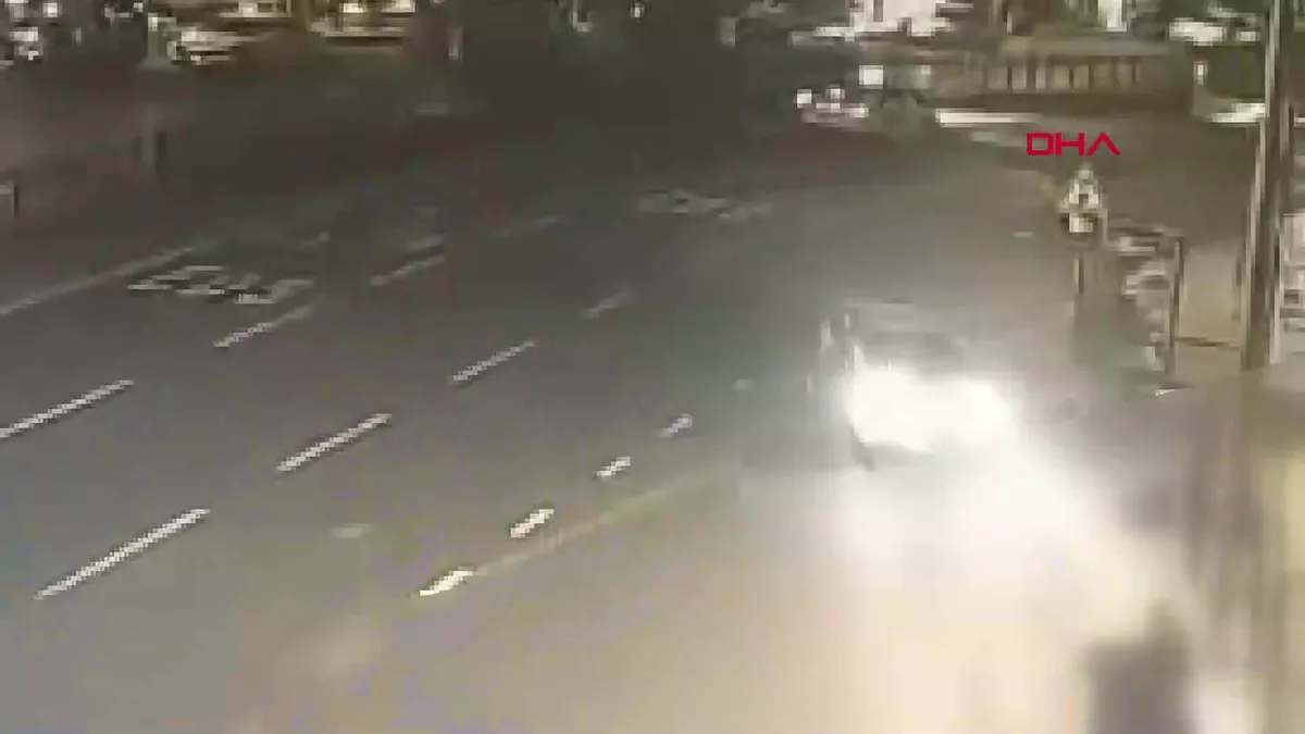 Şişhane’de otomobilin çarptığı motosikletin durağa daldığı kazanın görüntüleri ortaya çıktı: 1 ölü 3 yaralı | Video videosunu izle Şişhane’de otomobilin çarptığı motosikletin durağa daldığı kazanın görüntüleri ortaya çıktı: 1 ölü 3 yaralı | Video videosunu izle