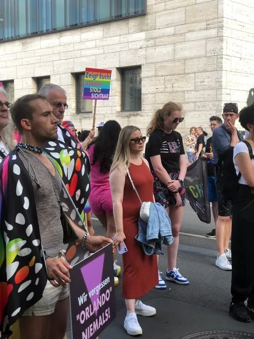 CHP’li başkanın danışmanı LGBT gösterisinde ön saflarda yer aldı