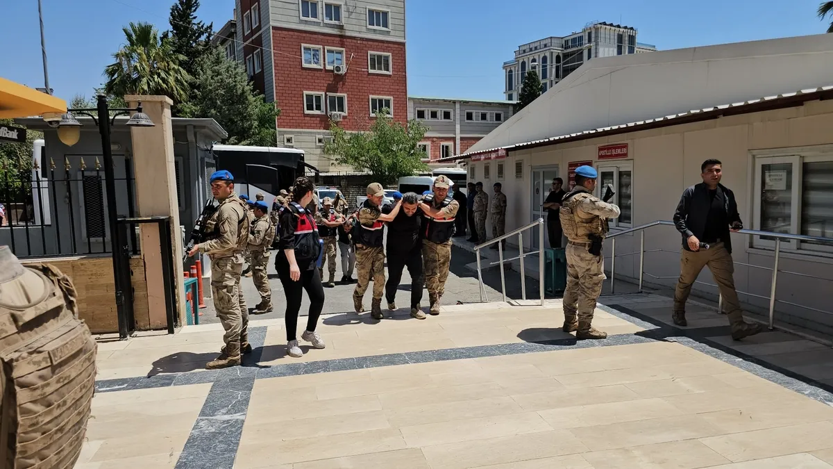 Kuyumcu soygununda adliyeye sevk edilen 8 şüpheli tutuklandı Kuyumcu soygununda adliyeye sevk edilen 8 şüpheli tutuklandı
