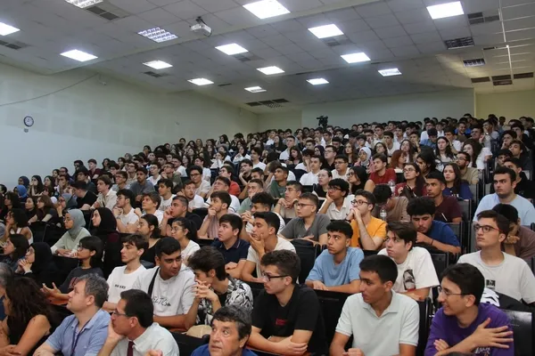 akdeniz-universitesi-tip-fakultesinde-hekim-adaylarina-ilk-ders-1725956556949.jpg