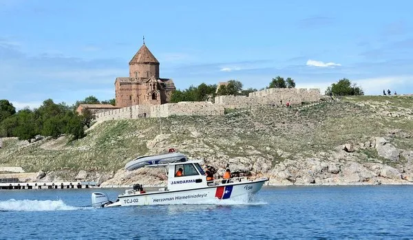 Jandarma Komutanlığı kaçak avcılara göz açtırmamak için hem kıyıda hem gölde nöbette!