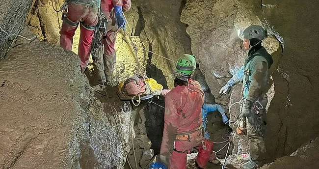 ABD’li dağcı 9 gün sonra mağaradan kurtarıldı ABD’li dağcı 9 gün sonra mağaradan kurtarıldı
