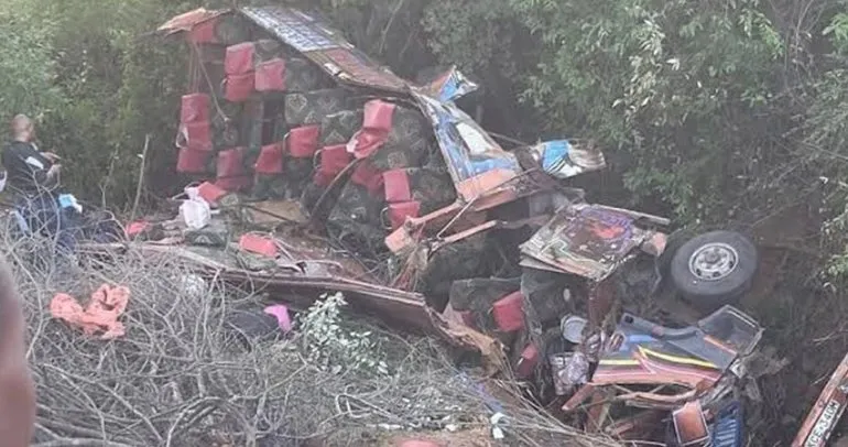 Kenya’da korkunç kaza! Yolcu otobüsü nehre uçtu