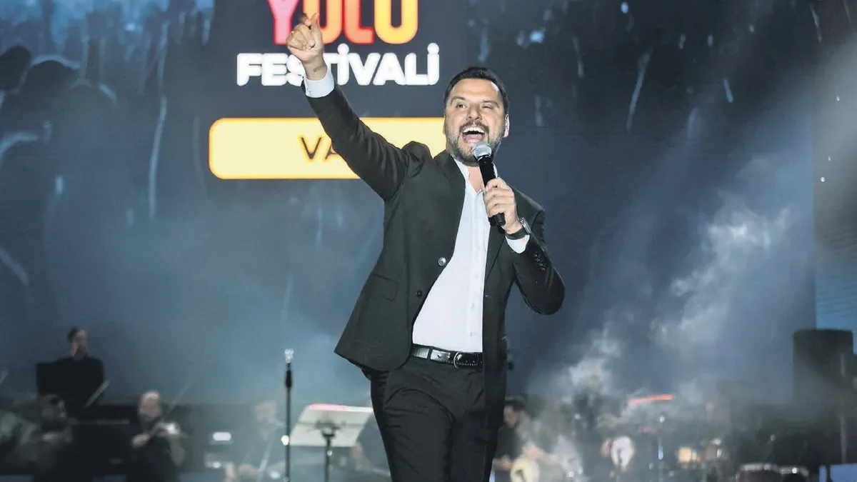 Van’da binlerce kişi Alişan’la halay çekti Van’da binlerce kişi Alişan’la halay çekti