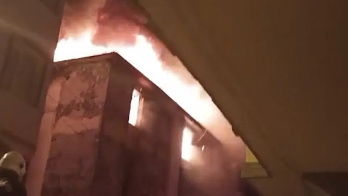 Gaziantep’te 4 katlı bina alev alev yandı Gaziantep’te 4 katlı bina alev alev yandı