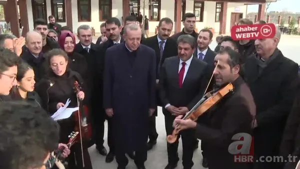 Başkan Erdoğan Esenler'de millet bahçesinde söylenen şarkıya eşlik etti