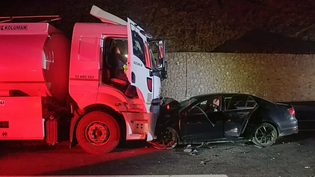 Van’da feci kaza! Yakıt tankeri ile otomobil çarpıştı: 2 ölü, 4 yaralı Van’da feci kaza! Yakıt tankeri ile otomobil çarpıştı: 2 ölü, 4 yaralı