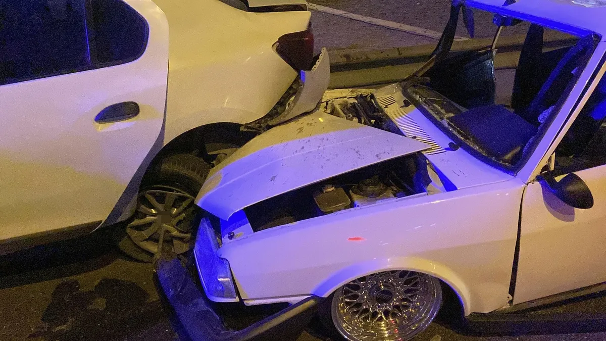 Kocaeli’nde iki otomobil çarpıştı! 2 kişi yaralandı Kocaeli’nde iki otomobil çarpıştı! 2 kişi yaralandı
