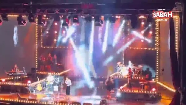 Şarkıcı Sıla, konserinde Özkan Uğur’u andı | Video