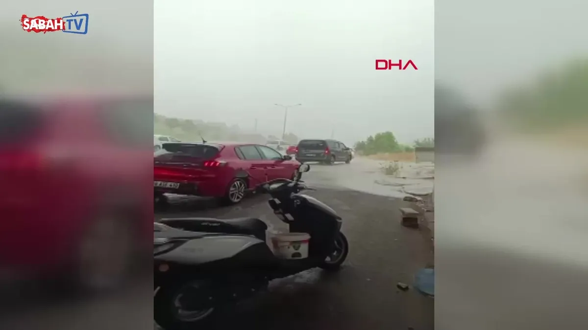 Sağanağa yakalanan motokuryeler köprü altına sığındı | Video videosunu izle Sağanağa yakalanan motokuryeler köprü altına sığındı | Video videosunu izle