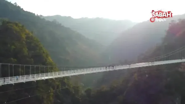 Dünyanın en uzun cam köprüsü Vietnam'da açıldı | Video