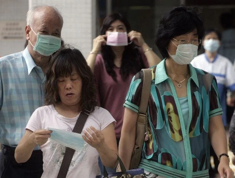 Грипп умирают люди. Опасные болезни в Японии. Красивая но опасная болезнь в Японии. Группа японских спасателей от свиного гриппа. Свиной грипп фото людей.