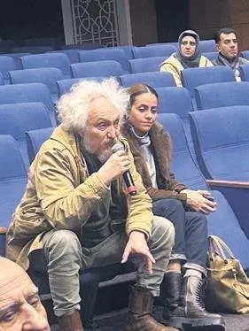 Aşıklar el ele! Ünlü oyuncu Deniz Barut ve yönetmen sevgilisi görüntülendi