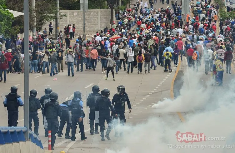 Honduras karıştı! ABD Büyükelçiliğinin kapısını ateşe verdiler