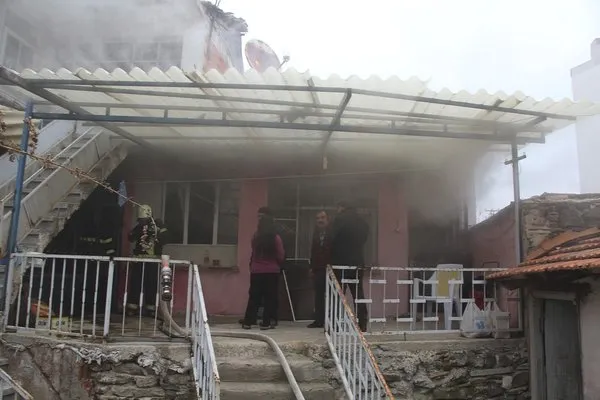Tarihi evlerin bulunduğu sokakta çıkan yangın korkuttu