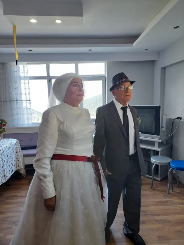 hicbir-mutluluk-icin-gec-degil-dugunlerini-48-yil-sonra-yaptilar-1690265705134.jpg