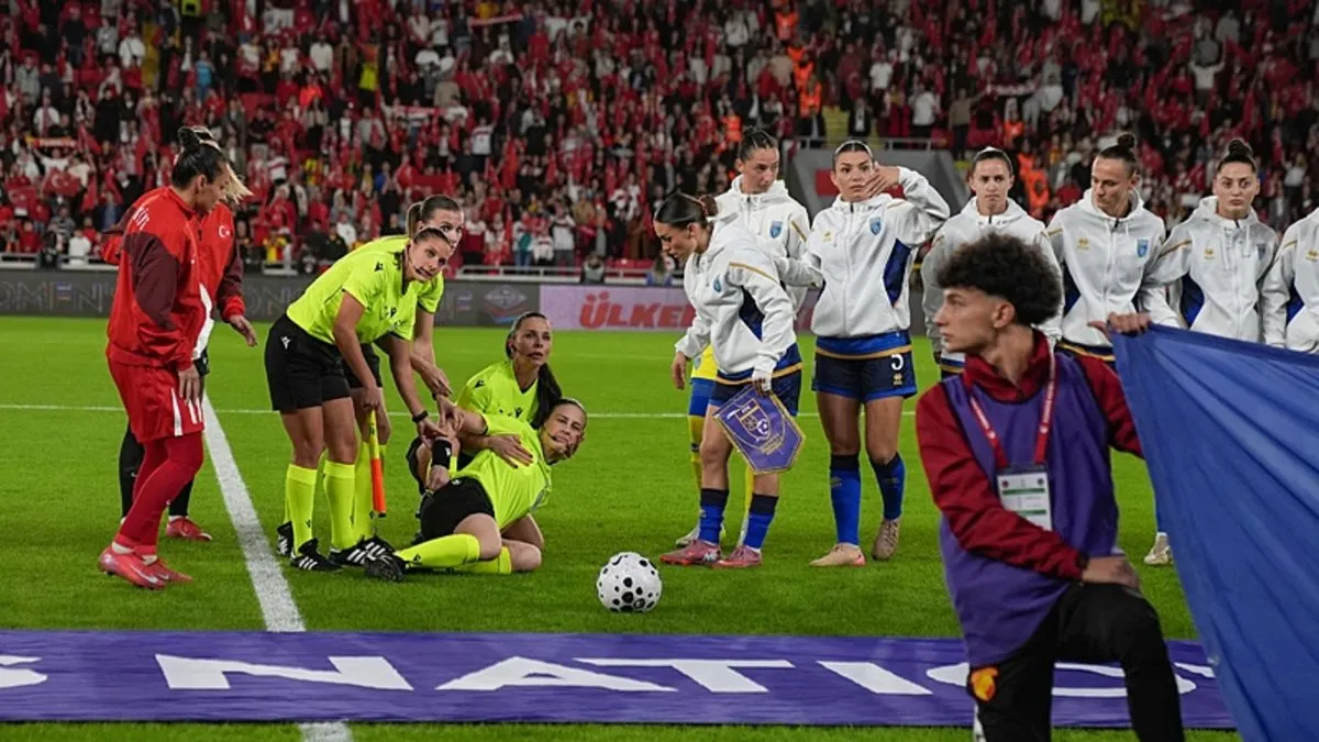 A Milli Kadın Futbol Takımı'nın Kosova maçı öncesi orta hakem baygınlık geçirdi