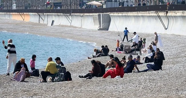 Antalya Konyaaltı Sahili’nde dikkat çeken görüntü: Herkes oraya akın etti!