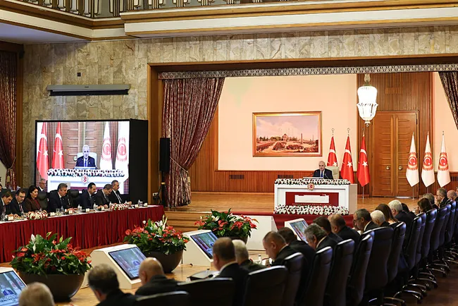 son-dakika-imrali-tutanaklari-ilk-kez-aciklandi-surec-komisyonunda-okundu-ozerklik-ayri-devlet-federasyon-tale-1764869934629.jpeg SON DAKİKA | İmralı tutanakları ilk kez açıklandı! Süreç komisyonunda okundu: Özerklik, ayrı devlet, federasyon talebimiz yok