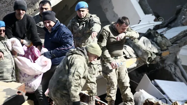 Enkaz altından bir kadını sağ çıkaran komando gözyaşlarını tutamadı | Video