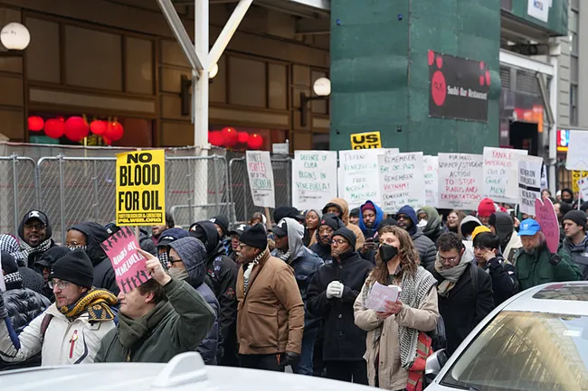 new-yorkta-binler-venezuela-icin-yurudu-abdnin-saldirisi-protesto-edildi-1767478783999.jpeg New York’ta binler Venezuela için yürüdü! ABD’nin saldırısı protesto edildi