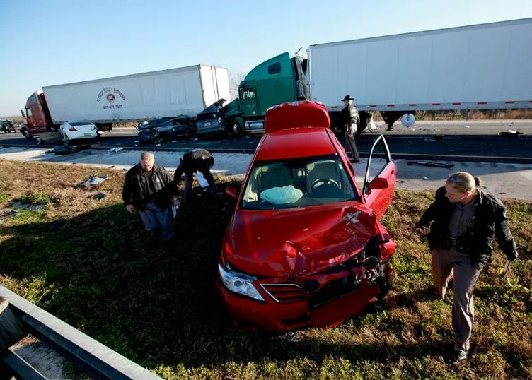 Florida’da zincirleme kazada 10 kişi öldü!
