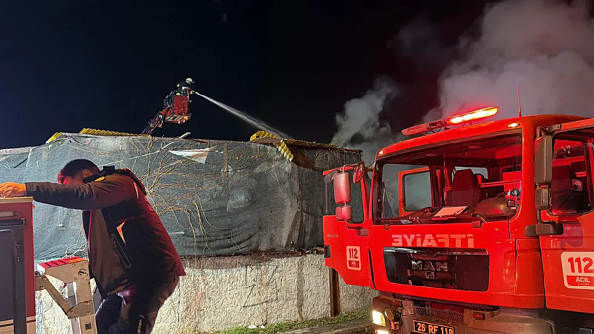 Eskişehir’de korkutan yangın: Marangozhane alevlere teslim oldu Eskişehir’de korkutan yangın: Marangozhane alevlere teslim oldu