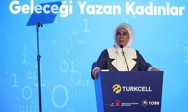 Geleceği Yazan Kadınlar ödüllerini Emine Erdoğan’ın elinden aldı