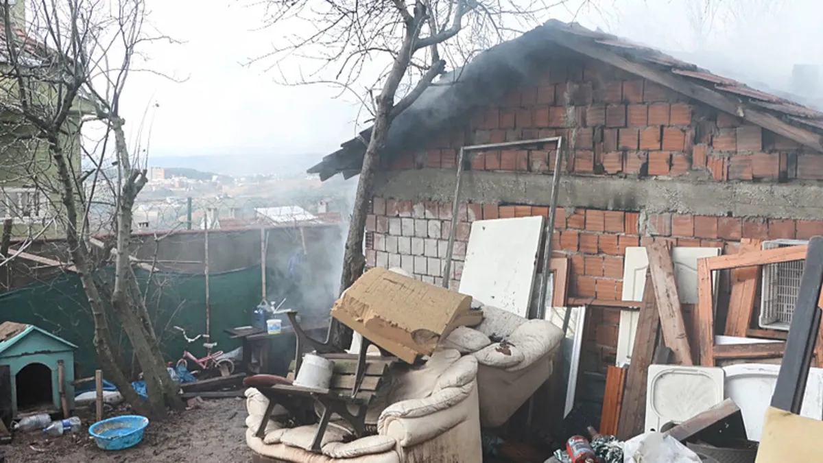 Beykoz’da kömürlükte çıkan yangın büyüdü! Alevler gecekonduya sıçradı Beykoz’da kömürlükte çıkan yangın büyüdü! Alevler gecekonduya sıçradı