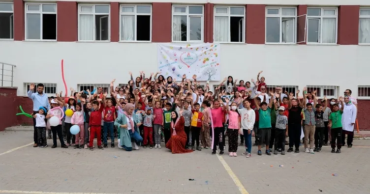 Gönüllüler çocuklar için el ele verdi