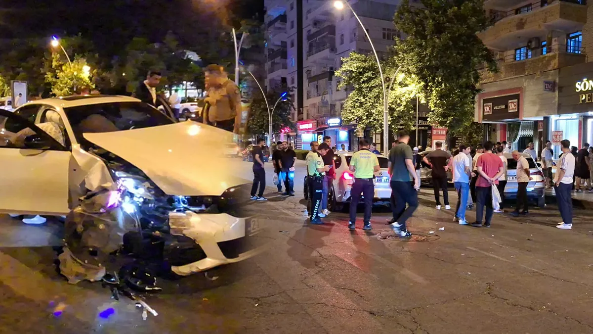 Diyarbakır'da iki otomobilin kafa kafaya çarpıştığı kaza sonrası görüntü.