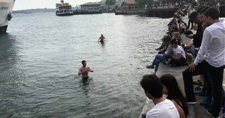 İstanbul’da sıcaktan bunalan gençler denize atladı