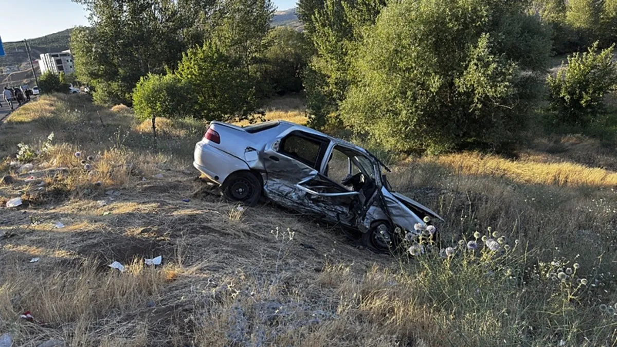 Bingöl’de korkutan kaza: Otomobil şarampole devrildi! 2’si çocuk, 8 yaralı!