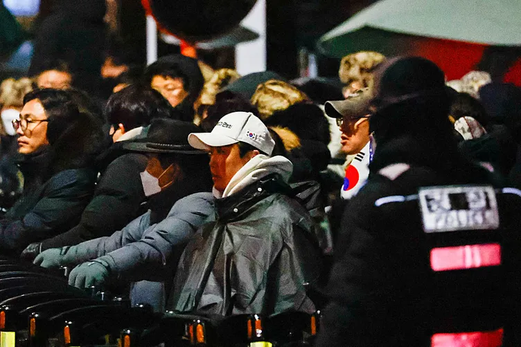 Tarihte bir ilk: Polisler başkanlık konutunu bastı! Güney Kore lideri barikatlara rağmen tutuklandı