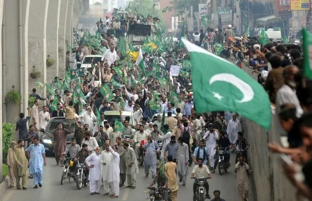 Pakistan darbeye karşı ayakta
