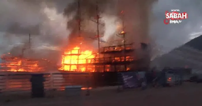 Antalya’da iki tur teknesi alev alev yandı! Karadan ve denizden alevlere müdahale edildi | Video